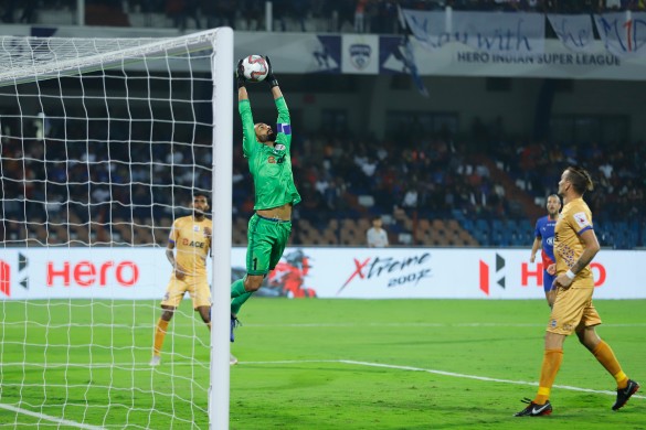Amrinder Singh produces a spectacular save to ensure 10-man Mumbai City FC go home with a point